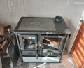 Cuisinière à bois de style rustique avec four vitré
